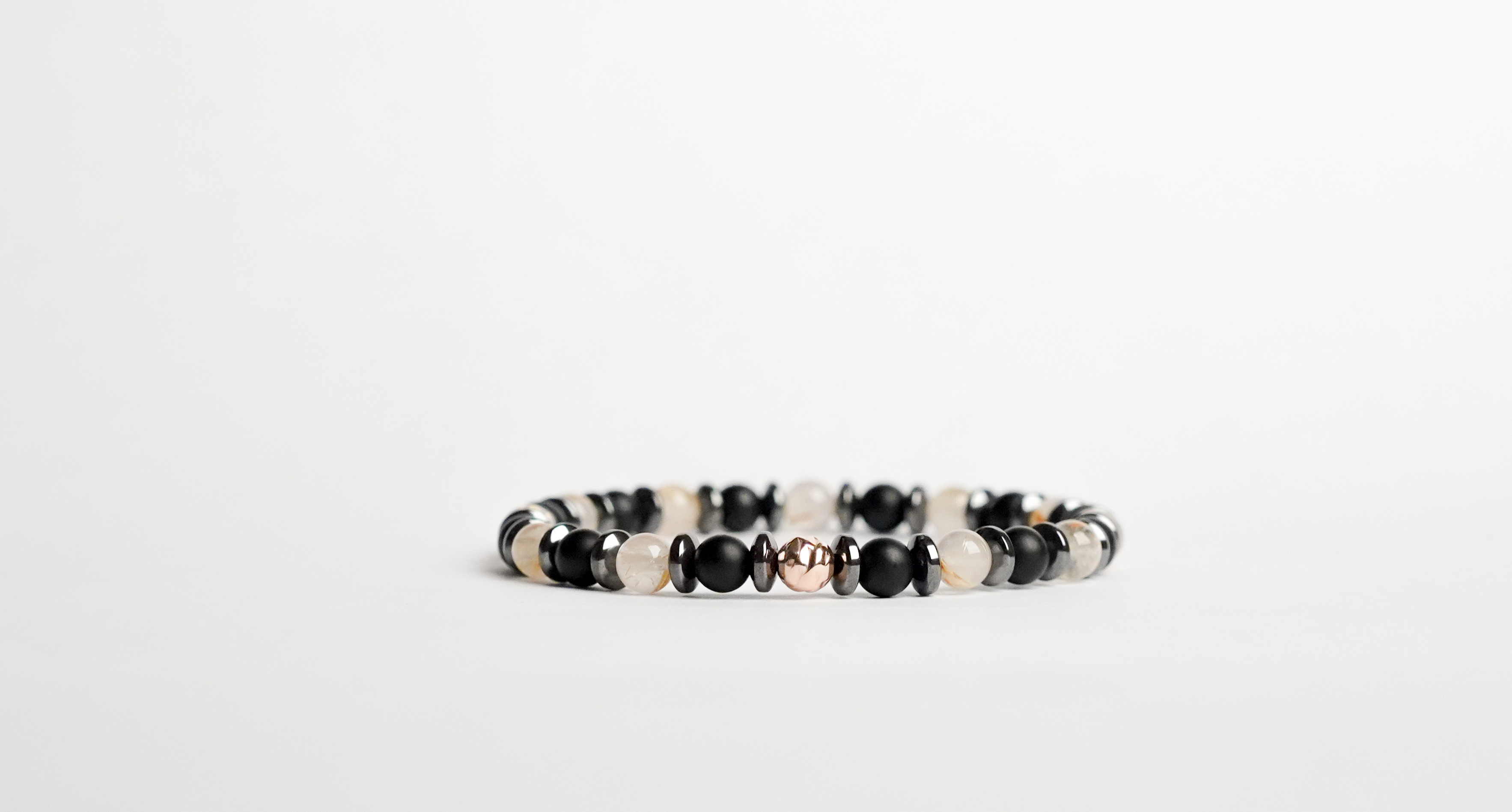 Il bracciale è realizzato con perle di Agata nera opaca, Quarzo rutilato oro ed ematite. Rifinito con chiusura in Argento sterling 925 placcato oro.
Fatto completamente a mano in Italia. 