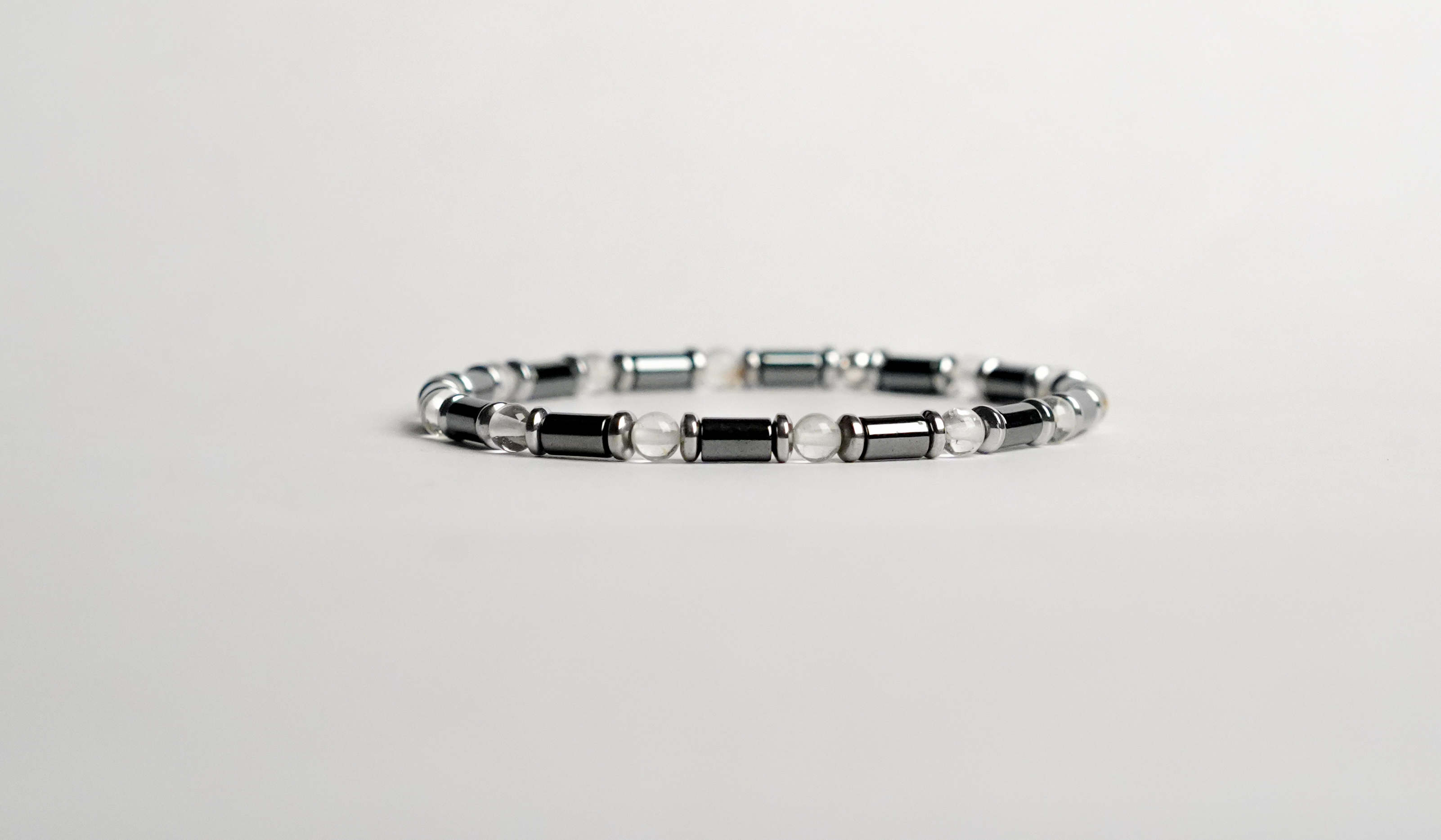 Il bracciale è realizzato con perle di Topazio, ematite e rifinito con una chiusura in Argento sterling 925. Fatto completamente a mano in Italia.