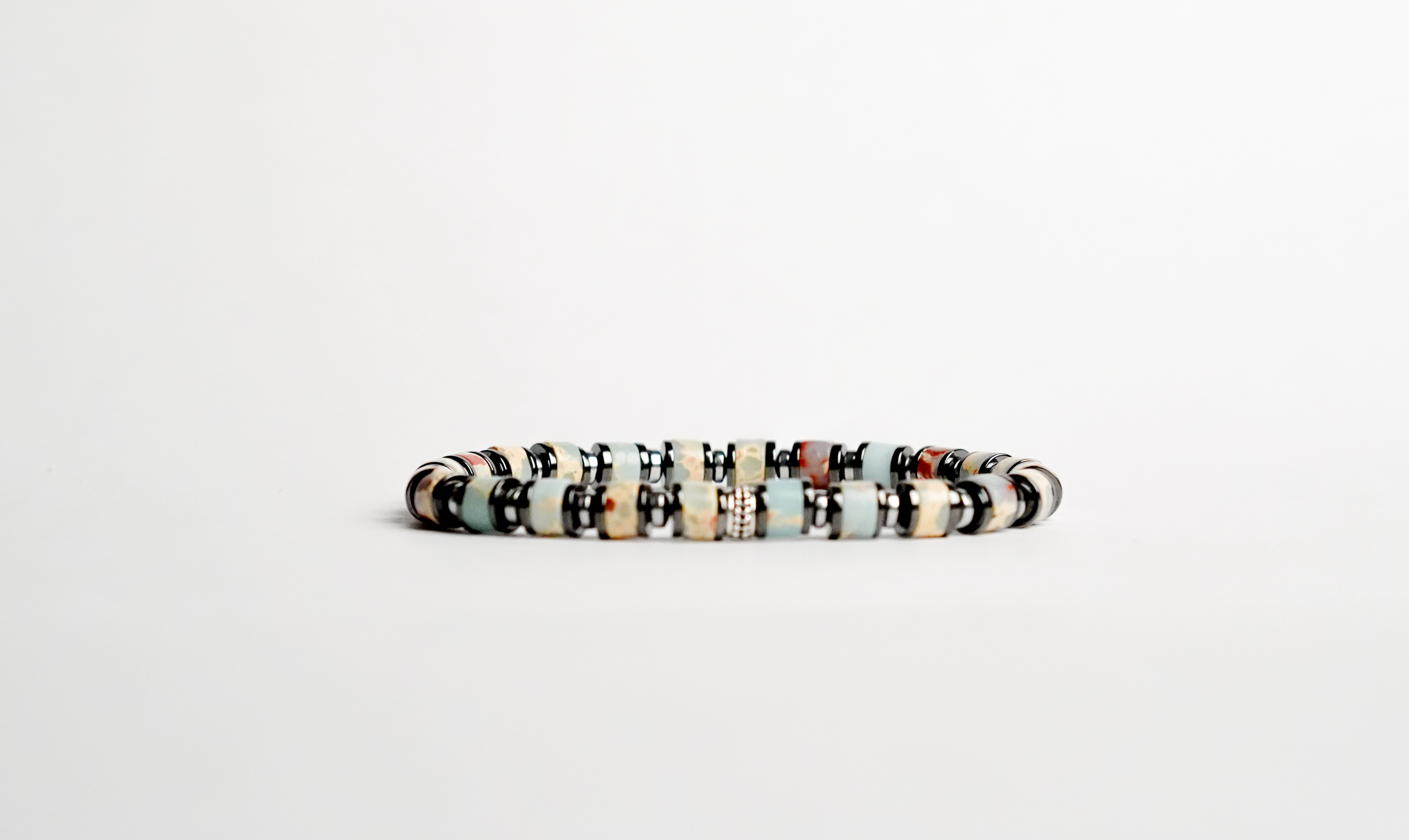 Il bracciale è realizzato con Impression jasper, ematite e rifinito con una chiusura in Argento sterling 925. Fatto completamente a mano in Italia.