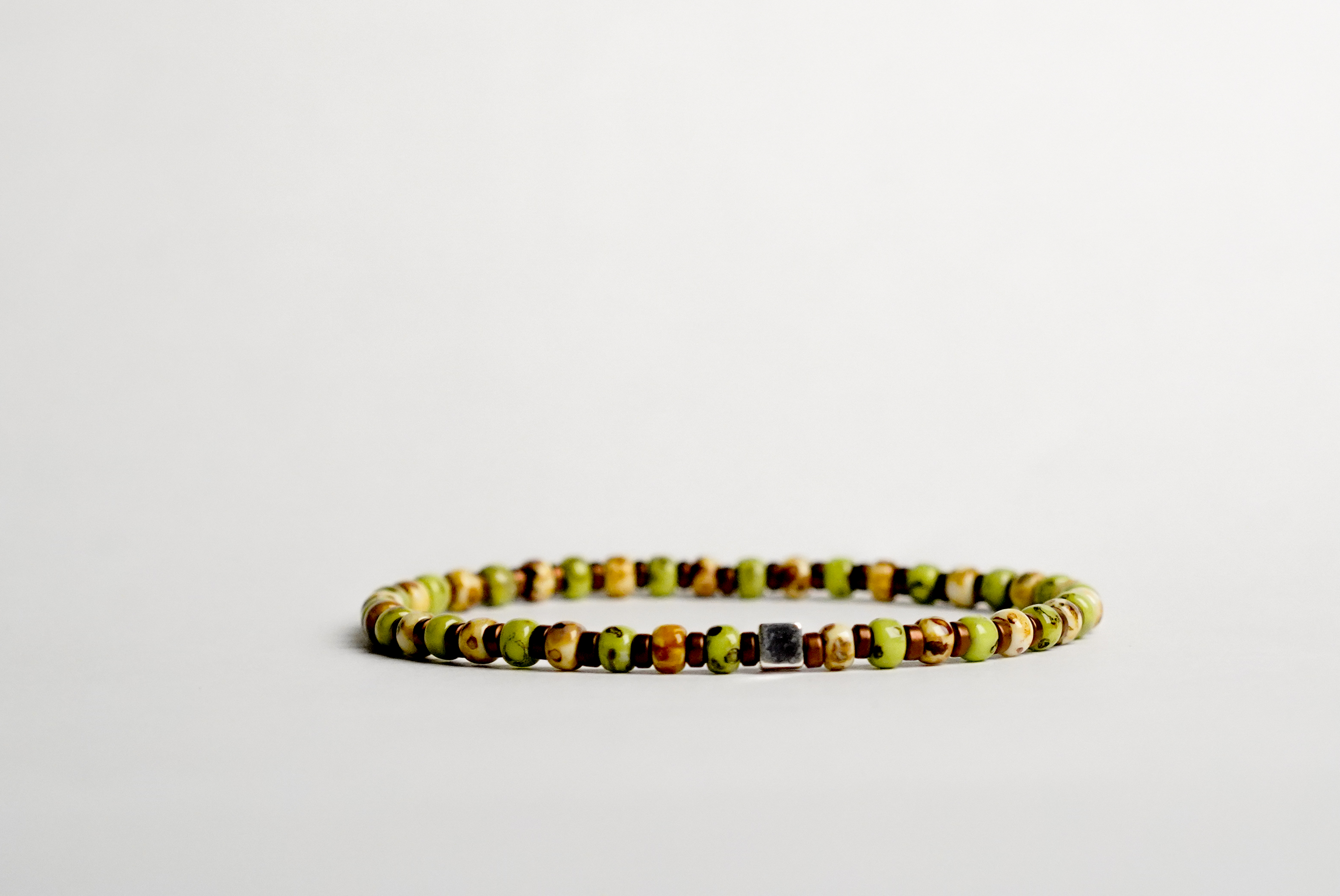 Il bracciale è realizzato con vetro Miyuki, ematite e rifinito con Argento sterling 925.