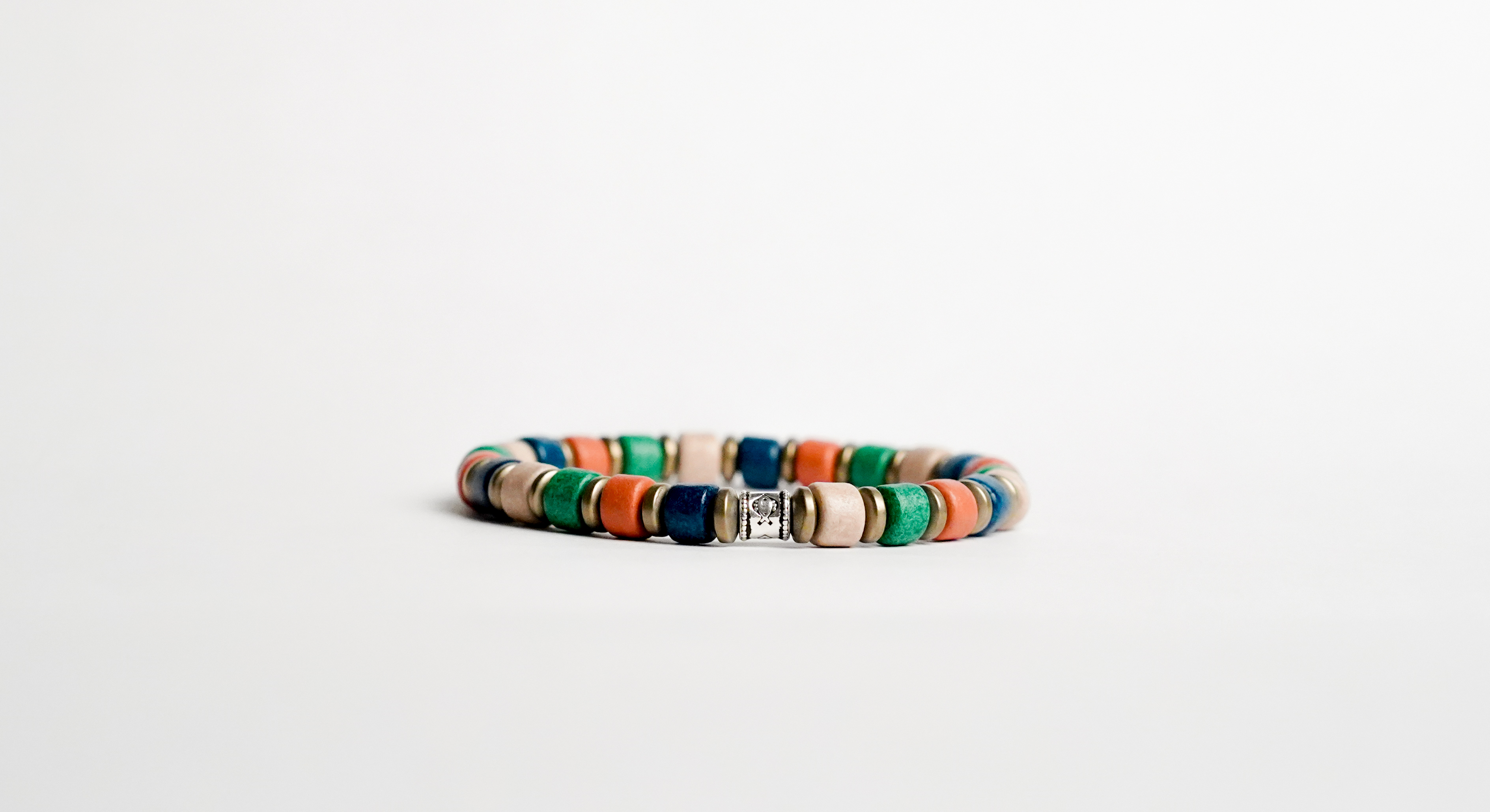 Il bracciale è realizzato con Ceramica greca opaca, ematite e rifinito con Argento sterling 925.