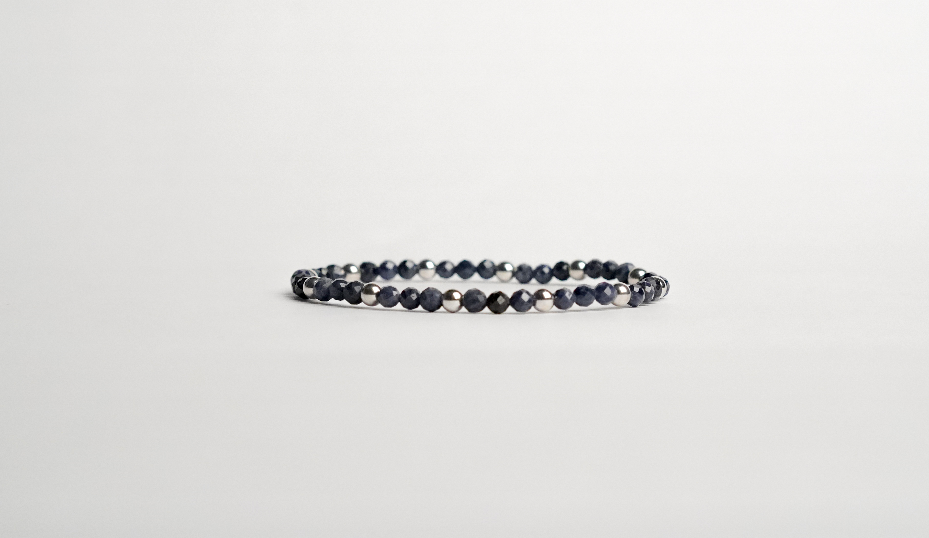 l bracciale è realizzato con perle sfaccettate di Zaffiro e rifinito con accenti in Argento sterling 925.
Fatto completamente a mano in Italia.