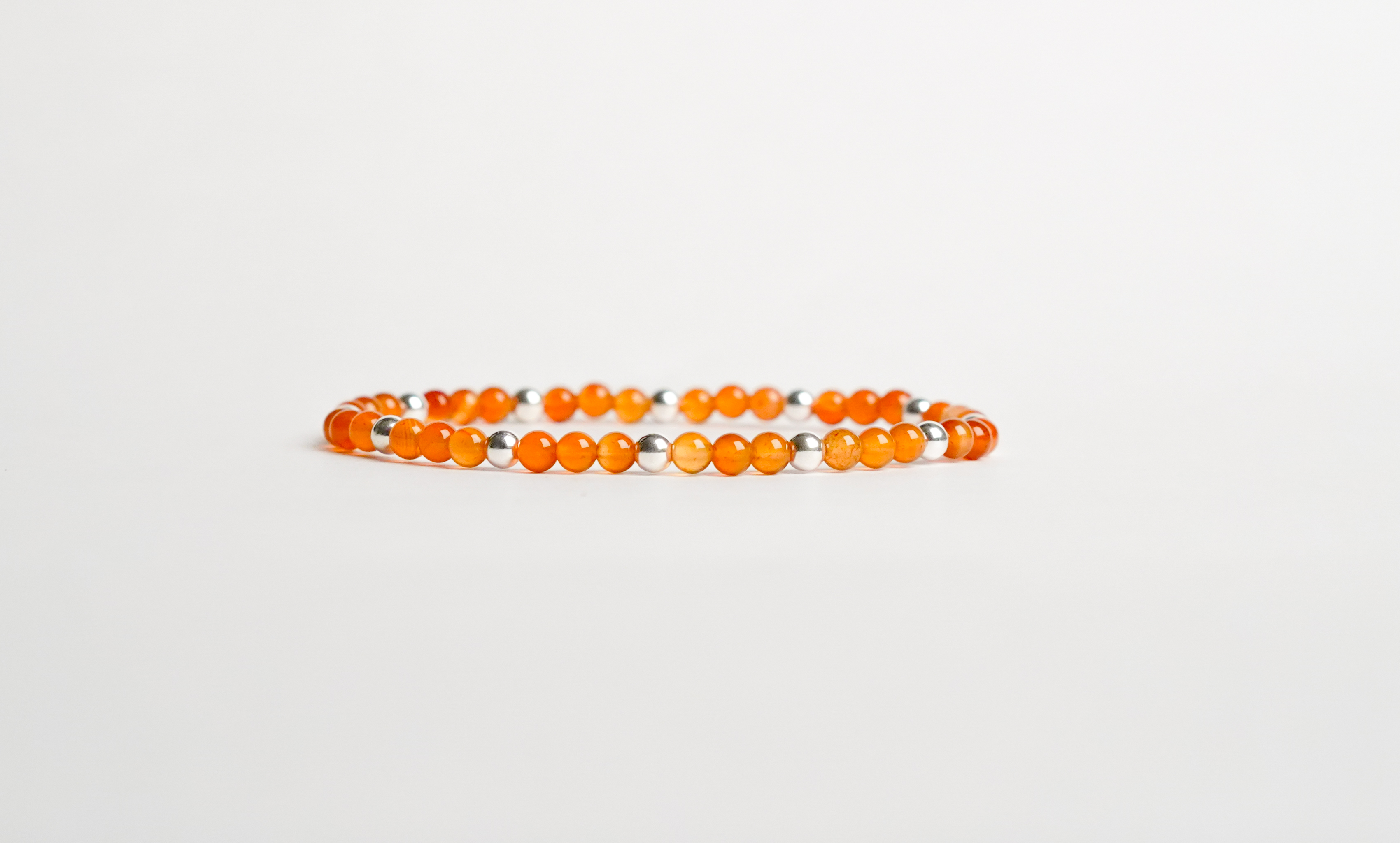Il bracciale è realizzato con perle di Corniola arancio e rifinito con accenti in Argento sterling 925.
Fatto completamente a mano in Italia. 