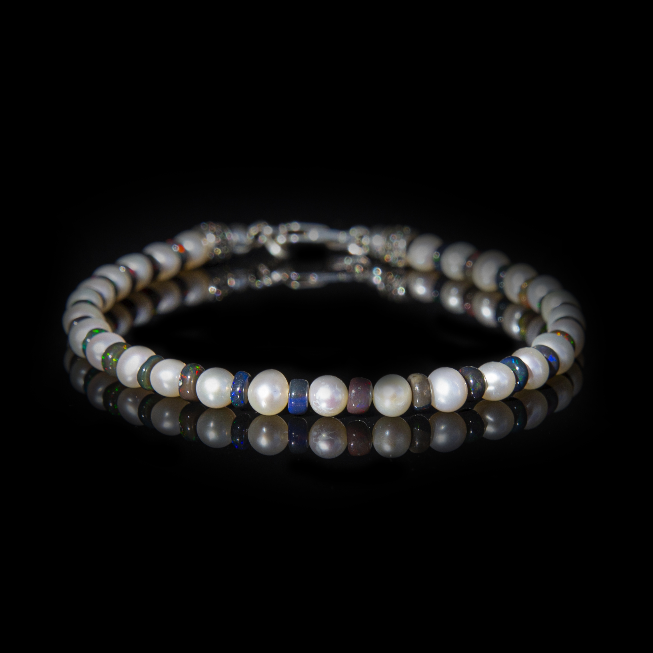 Bracciale Unico in Perla Bianca e Opale Nero Etiope 4 mm – Artigianale in Argento 925 by Grace
