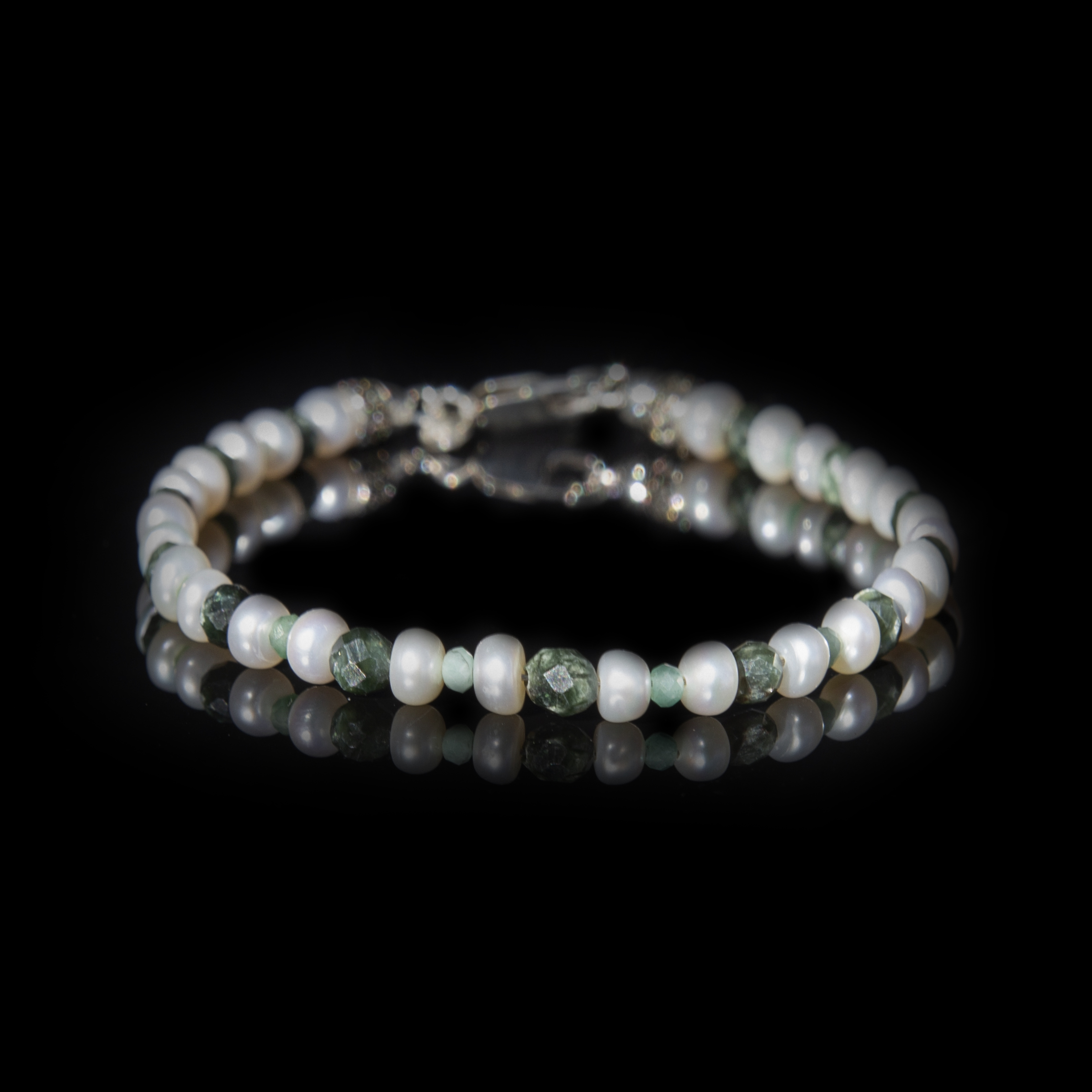 Bracciale Perla Bianca, Serafinite e Smeraldo 4 mm – Gioiello Unico Artigianale in Argento 925 by Grace