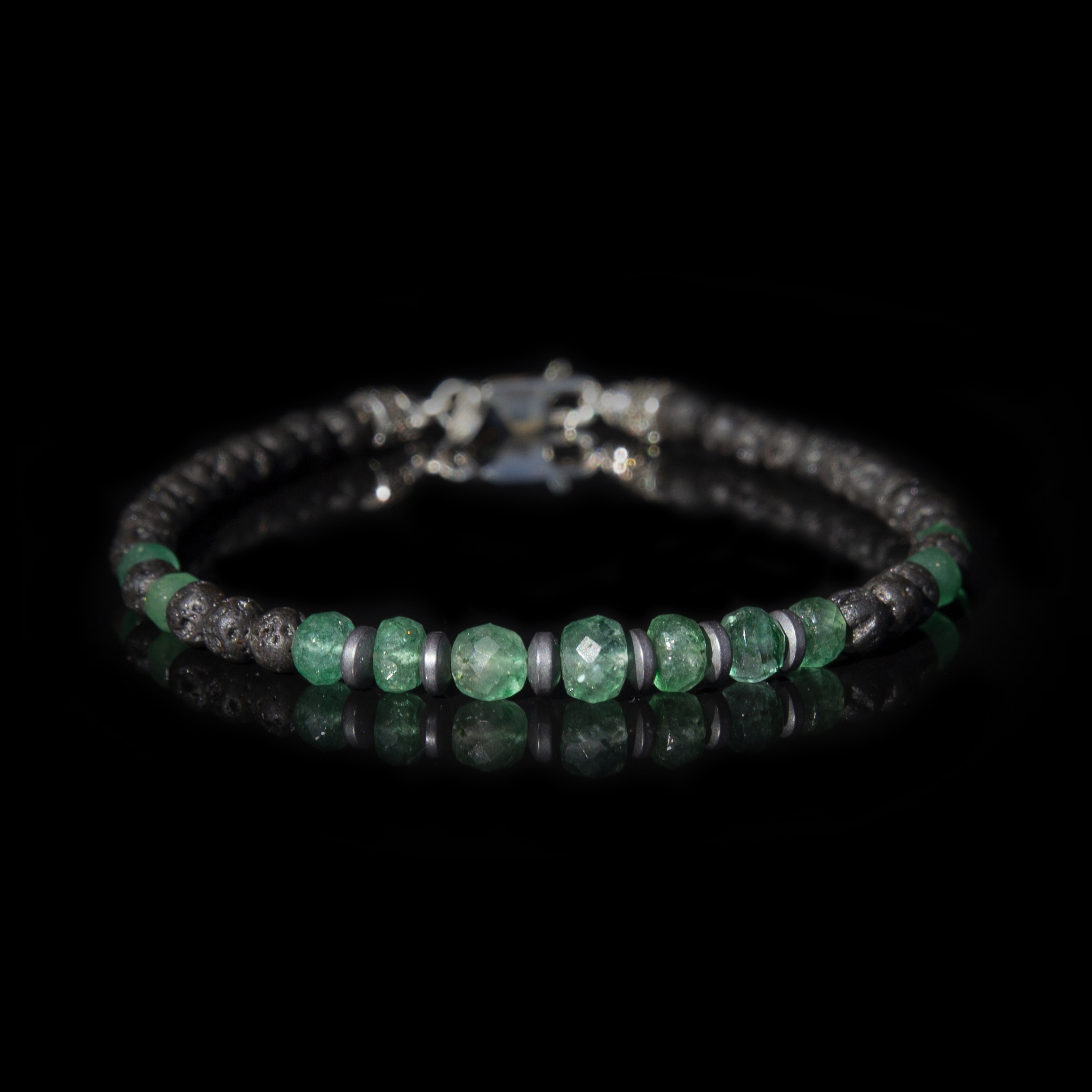 Bracciale Smeraldo e Pietra Lavica 7 Ct (4–5 mm) in Argento Sterling 925 – Lusso Artigianale e Protezione Energetica