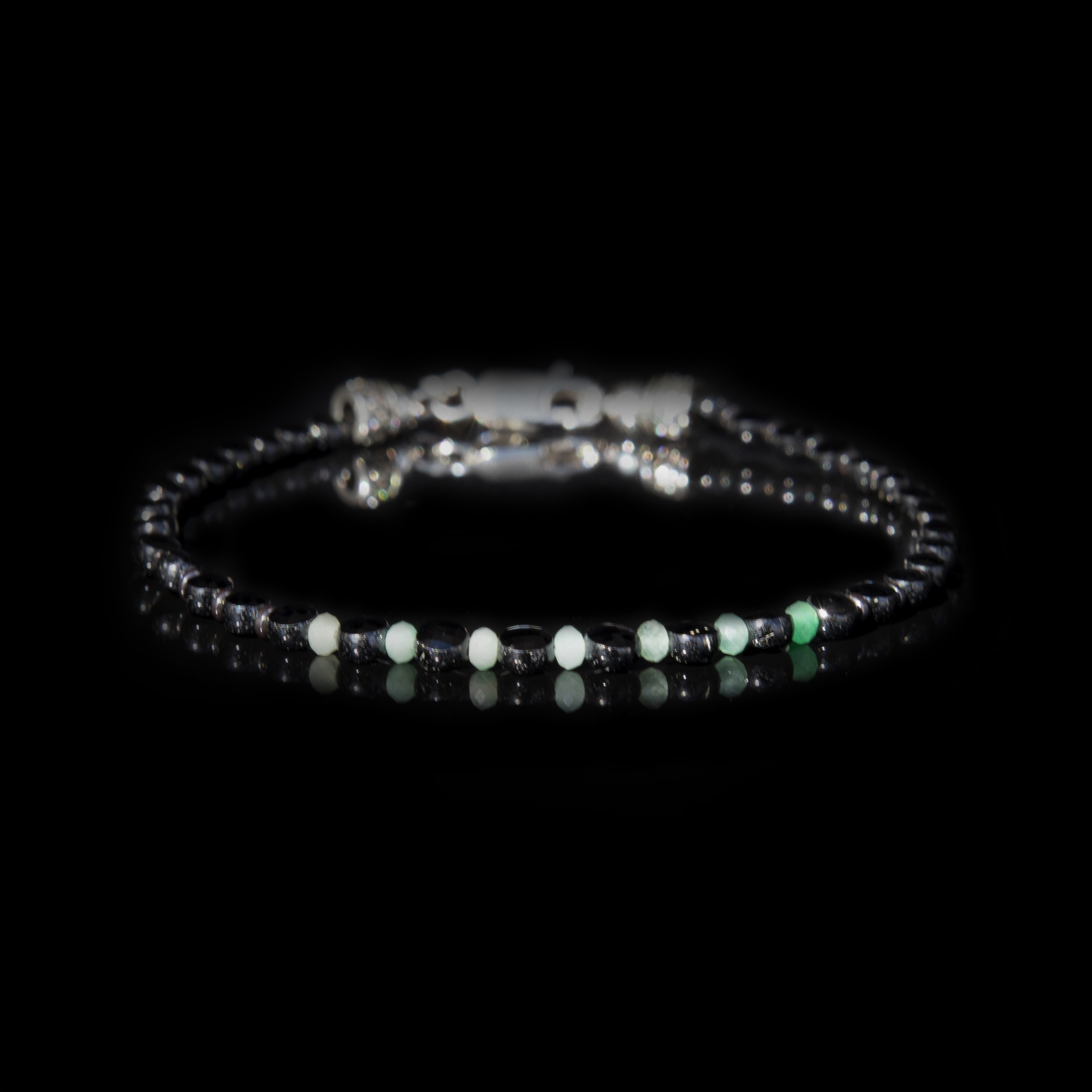 Bracciale Moneta Spinello Nero e Smeraldo Colombiano 4 mm – Gioiello artigianale in Argento 925, unico nel suo genere