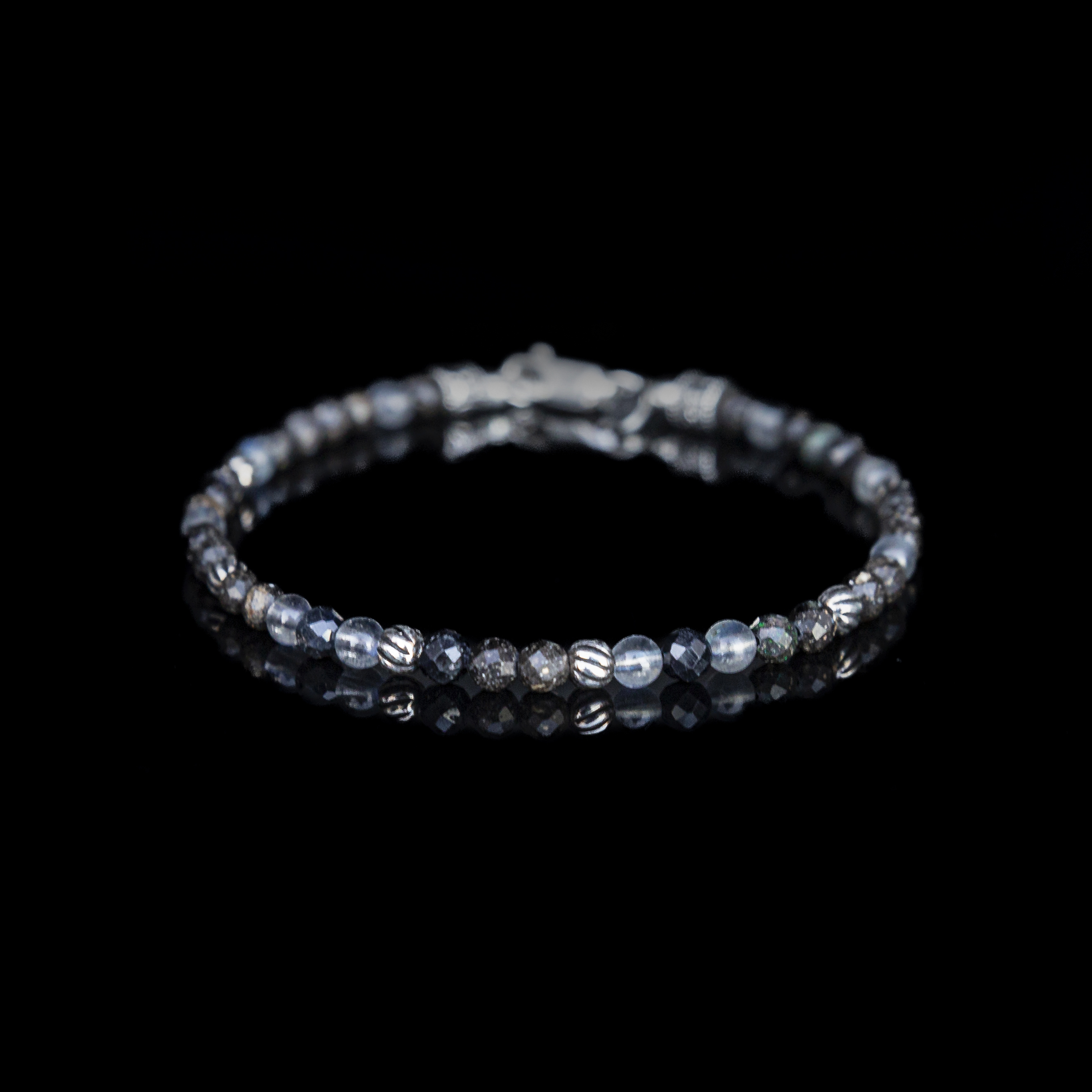 Bracciale Opale Nero e Labradorite 4 mm – Gioiello artigianale in Argento 925, fatto a mano in Italia